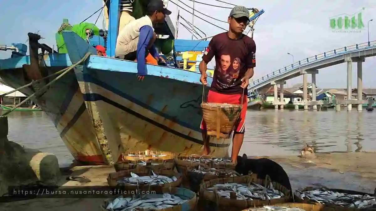 gelombang tinggi lumpuhkan nelayan karawang, ekonomi keluarga terancam