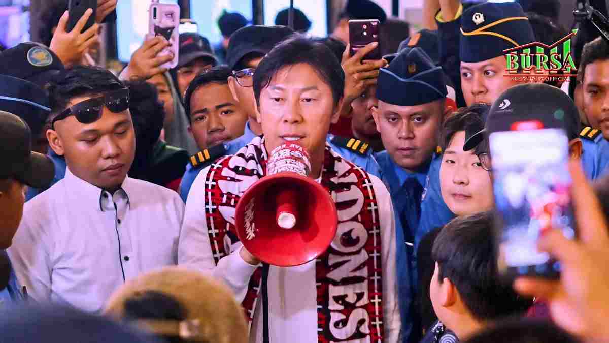 ratusan fans lepas shin tae yong di bandara soetta dengan haru kompres