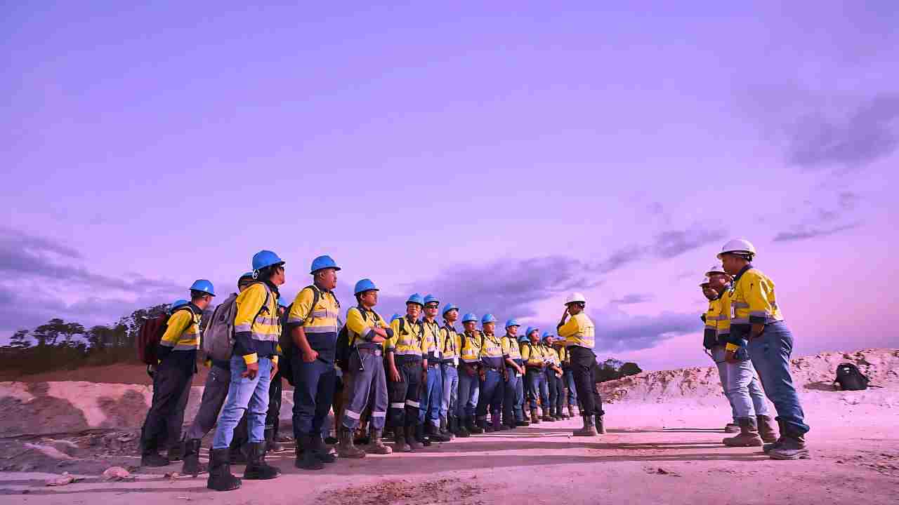 mdka akan lunasi obligasi rp2,04 triliun jatuh tempo 2025 kompres