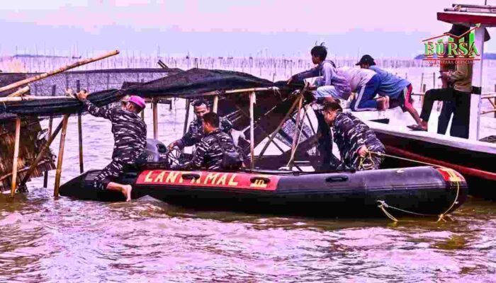 TNI AL Bersama Nelayan Bongkar Pagar Laut di Tangerang