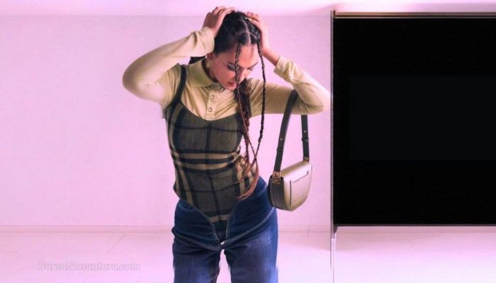 Luna Maya Angkat Gaya Kepang Jadi Ikon Fashion Baru