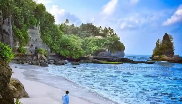 Pantai Ujung Genteng masih menjadi primadona utama.