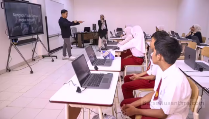 300 Ribu Sekolah Ditargetkan Tersambung Internet 2025